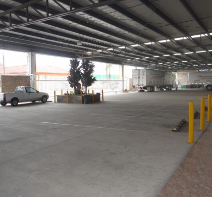 Amplio estacionamiento